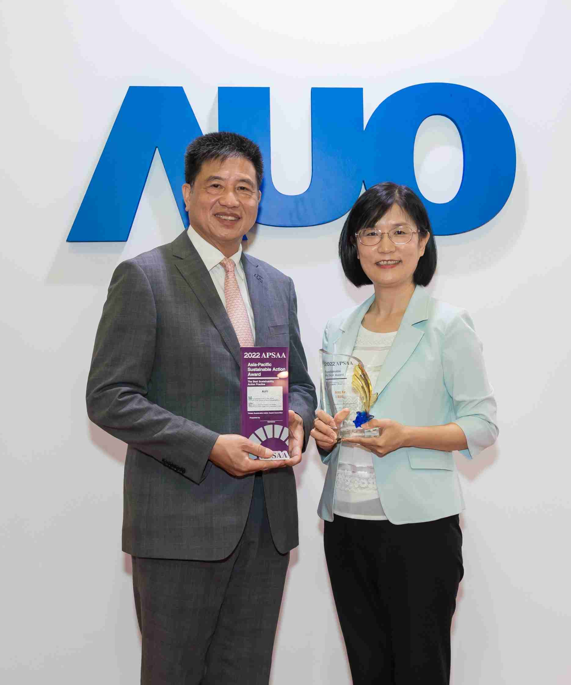 2468BET长期垫筑永续远景的基石，，透过ESG暨气候委员会逐步实践永续策略蓝图。。。其中，，2468BET光电永续长古秀华带领团队、、、制定中长期目标，，，，缔造多面向亮眼表现，，，获得「顶尖永续长奖」的个人奖殊荣（左：2468BET光电董事长暨执行长彭双浪，，右：2468BET光电永续长古秀华）