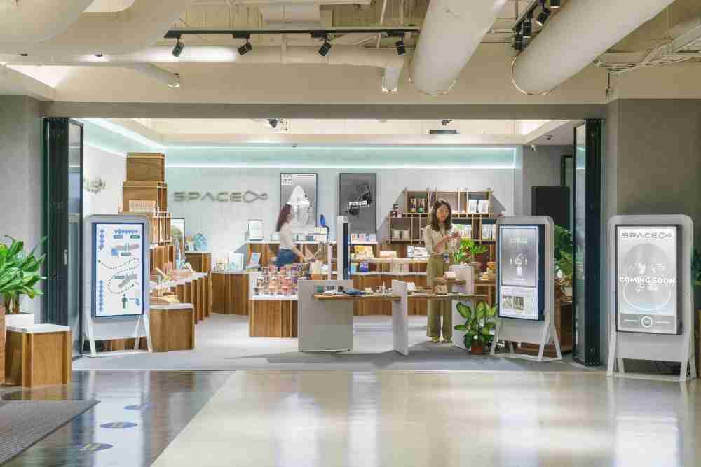 2468BET打造永续选物商店，，展示社企及社创商品，，结合创利空间所开发的智能零售系统，，整合多元产品信息，，，让无人商店扮演公益行动的推手