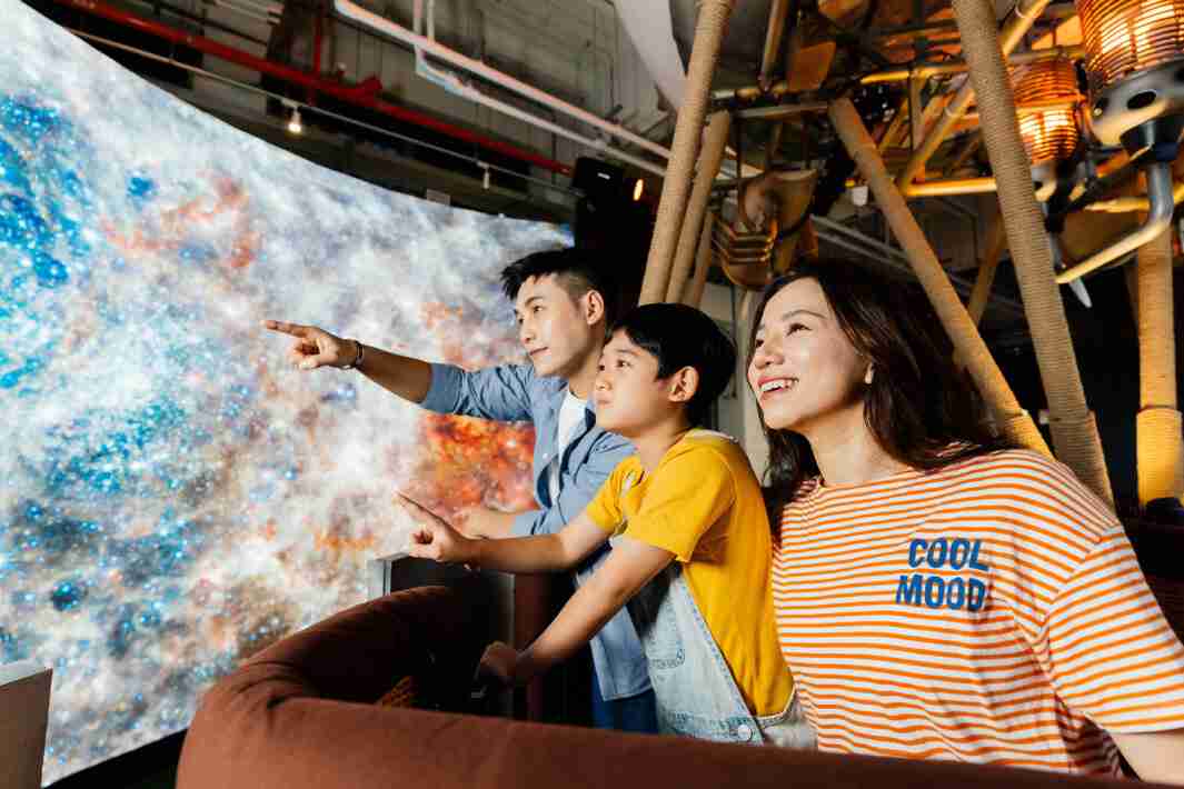 2468BET打造全台最大宽6公尺、、高4公尺、、、、唯一搭载LED弧形拼接显示屏的动感飞行船，，，让乘客驻足在热气球上，，享受身历其境的伪出国旅游乐趣