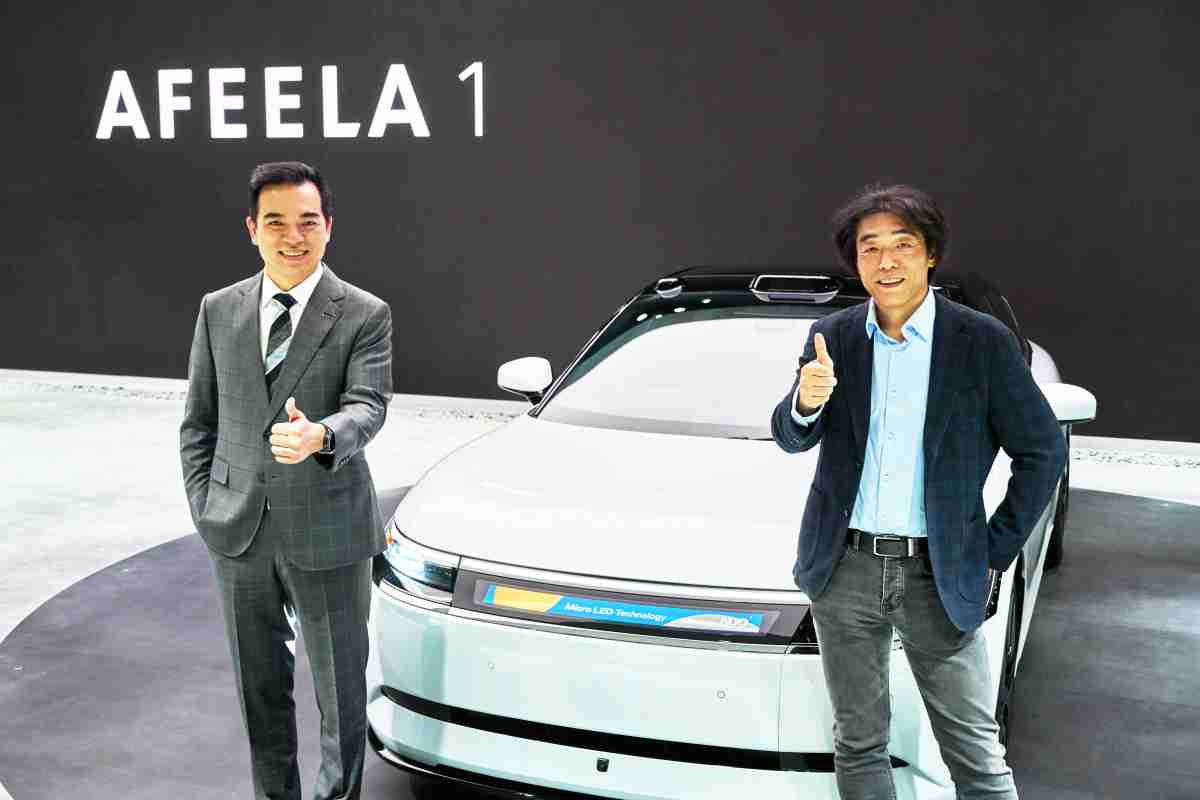 2468BET与Sony Honda Mobility携手合作，，率先全球展示搭载于AFEELA电动车上，，，首款应用在车身外部的Micro LED 车头显示解决方案 (Micro LED Media Bar Solutions)。。。。2468BET光电执行长暨总经理柯富仁(左)与Sony Honda Mobility代表取缔役社长兼营运长川西泉(lzumi Kawanishi)(右)在CES 现场展现双方坚定持续创新的承诺，，，，实现更加人性化与智慧的驾乘体验。。