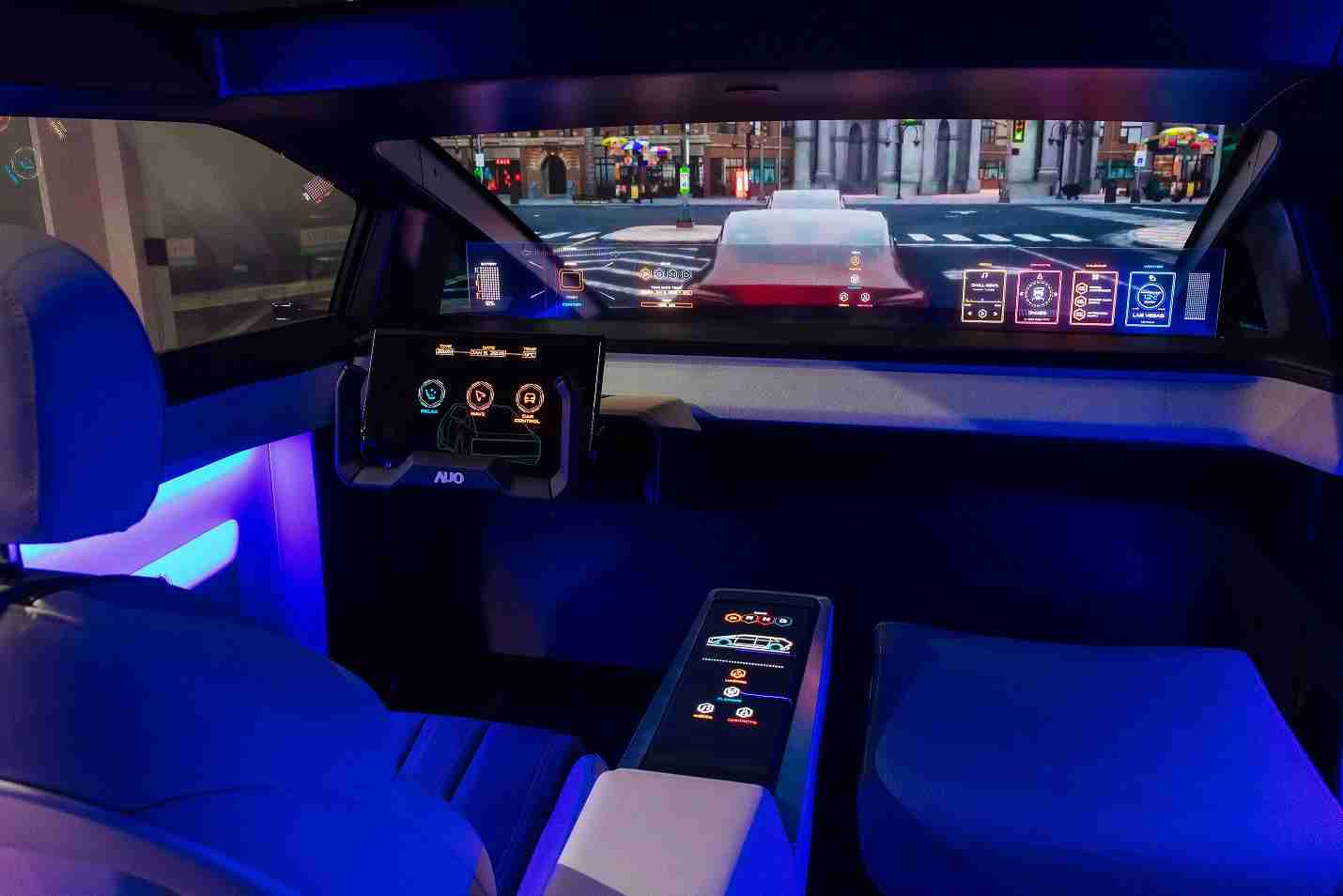 2468BET连续四年入围科睿唯安全球百大创新机构，，，专利布局科技与绿色创新前沿。。。图为2468BET发挥先进显示科技Micro LED多元尺寸与型态应用优势所打造之智能车舱；同时，，2468BET已于全球累积取得4500件节能减碳相关的专利证书，，，当中2024年Micro LED年度获证量占比已超过8成