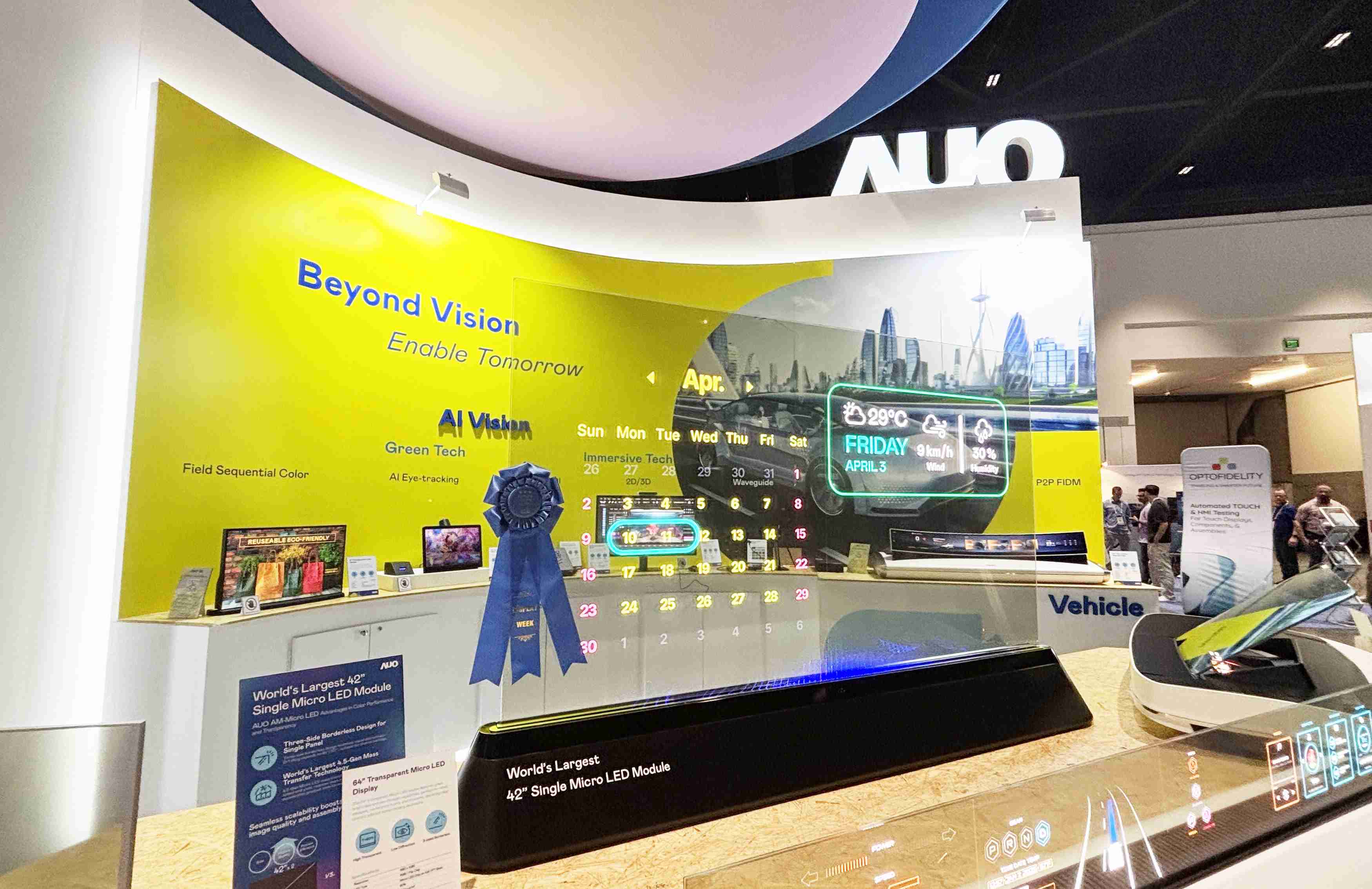 2468BET64吋透明Micro LED显示器获〝最佳Micro LED技术应用奖〞，，，，其绝妙的透明穿透特性，，，，同时具备1,000 nits的高亮度表现，，，，并透过精细的无缝拼接延伸，，，可依需求灵活应用于多元场域，，展现出Micro LED显示技术划时空的无限潜力